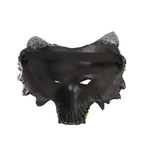 Detailweergave van de achterkant van het weerwolfmasker met elastiek voor Halloween.