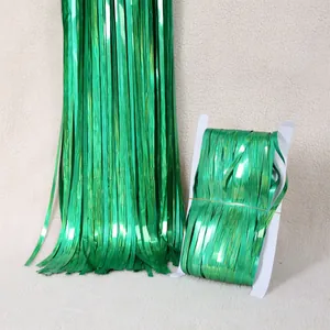 Dettaglio della tenda a frange metallizzata verde per decorazione di feste su sfondo