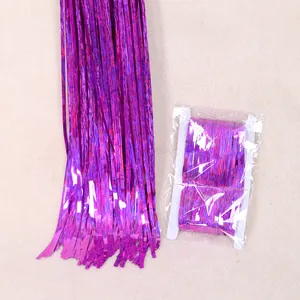 Dettaglio della tenda a frange viola metallizzato per decorazioni feste