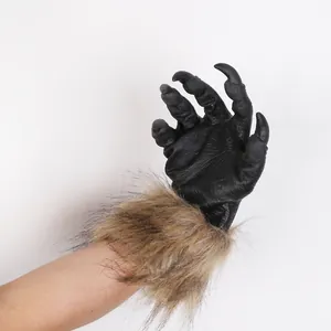 Detail van weerwolf klauwhandschoenen met bruin imitatiebont voor Halloween kostuums