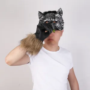 Detailopname van griezelig weerwolfmasker en harige handschoen voor Halloween