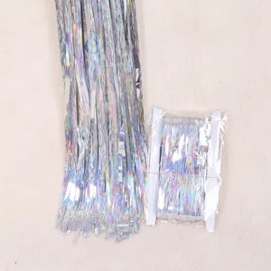 Dettaglio della tenda a frange iridescenti con confezione e consistenza.