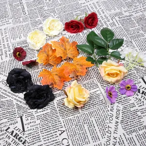 Detail van kunstmatige rozen, esdoornbladeren en bloemen voor DIY-decoratie en handwerk