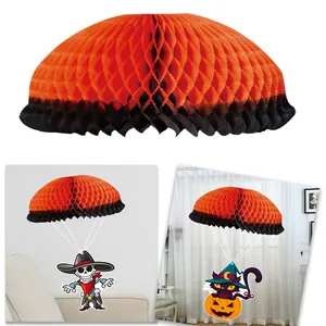Decorazioni di Halloween con paracadute a nido d'ape arancione, scheletro e gatto