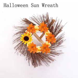 Vue détaillée d'une couronne d'Halloween avec feuilles d'érable et tournesols