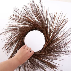 Gros plan détaillé d'une couronne d'Halloween DIY en brindilles séchées naturelles.