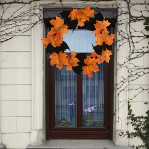 Διακοσμητικό στεφάνι Halloween με πορτοκαλί φύλλα σφενδάμου και μαύρες νυχτερίδες