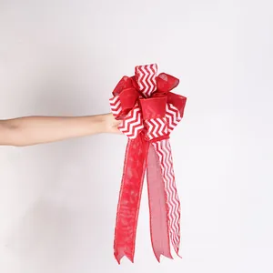 Gran lazo de Navidad rojo con patrones de chevron blancos y cintas largas