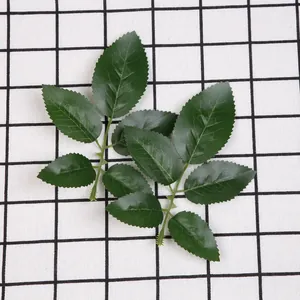 Detailweergave van kunstmatige groene rozenblaadjes voor DIY decoratie en fotografie