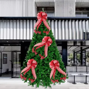 Vista detallada de los lazos de Navidad de lino con patrones rojos y blancos.