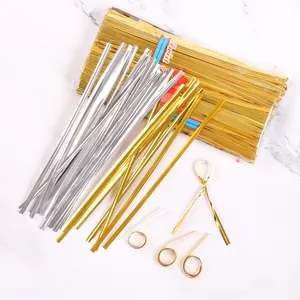 Detailansicht von 15 cm langen goldenen und silbernen Metalldrahtbindern für Geschenkverpackungen.