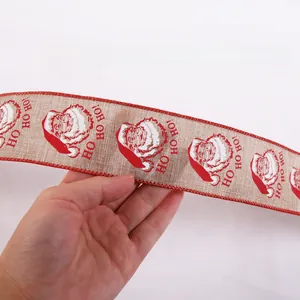 Vista dettagliata del nastro di iuta natalizio con stampa Babbo Natale e HO HO HO