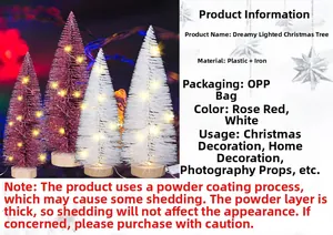 Detailaufnahme kleiner rot-weißer Tannenbäume mit warmen LED-Lichtern und Glitzer