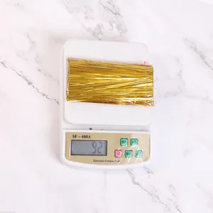 Bündel aus 15 cm langen goldenen Metall-Bindedrähten auf einer digitalen Waage