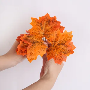 Gedetailleerde close-up van kunstmatige oranje esdoornbladeren voor DIY-decoraties