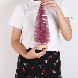 Miniatur Weihnachtsbalkonbaum in Magenta mit Glitzer in der Hand gehalten Maßstab