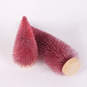 Detailansicht von zwei magentafarbenen Mini-Sisal-Weihnachtsbäumen mit Holzsockel
