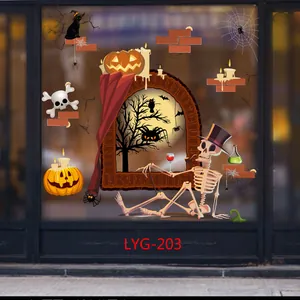 Detailansicht der Halloween-Fensteraufkleber mit Skelett und Kürbis auf einer Glastür