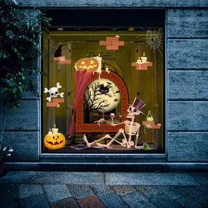 Detailansicht von statischen Halloween-Fensteraufklebern an einer Ladenfassade bei Nacht