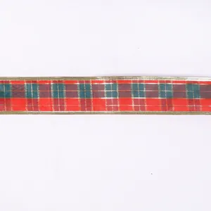 Vue détaillée d'un ruban de Noël écossais rouge et vert avec des bords dorés métallisés.