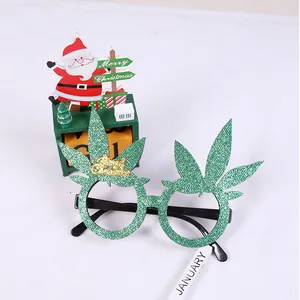 Close-up detail van een feestelijke groene glitter kerstbril met de tekst Merry Christmas