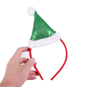 Détail du serre-tête bonnet de Noël à paillettes vertes et bordure en peluche blanche