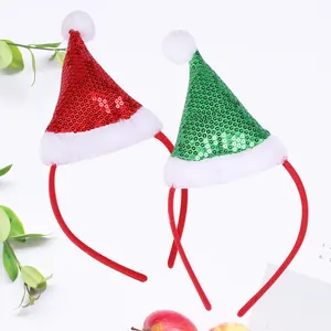 Gros plan sur des serre-têtes bonnet de Noël à paillettes rouges et vertes