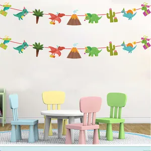 Bunte Dinosaurier-Party-Banner hängen in einem hellen und fröhlichen Kinderklassenzimmer