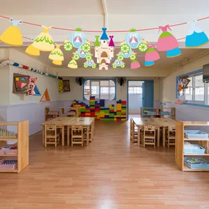 Detailansicht der Prinzessinnen-Girlande in einem hellen Kindergarten-Klassenzimmer zur Deko