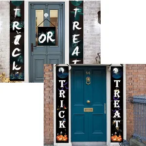 Dettaglio degli striscioni per porta Halloween Trick or Treat con motivi di zucche e pipistrelli
