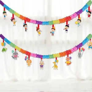 Bunte Regenbogen-Papiergirlande mit niedlichen Tier- und Kinderanhängern für Partys