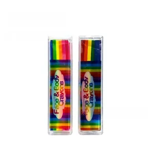 Gros plan de crayons de maquillage arc-en-ciel pour le visage et le corps en étuis