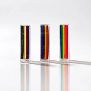 Détail de bâtons de peinture corporelle aux couleurs de drapeaux pour le sport