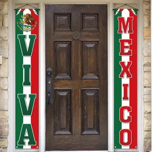 Πανό Viva Mexico κρεμασμένα σε πόρτα για τη διακόσμηση της Ημέρας της Ανεξαρτησίας
