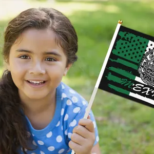 Bambina sorridente che regge una bandiera a mano per il giorno dell'indipendenza del Messico