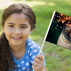 Ragazzina sorridente che tiene una piccola bandiera del Messico in poliestere per celebrazioni