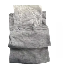 Detailaufnahme des grauen Stoffes mit feuchtigkeitsbeständigem Papiereinsatz