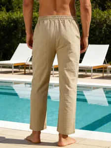 Vue arrière d'un pantalon d'été en lin rayé kaki pour homme dans un cadre extérieur