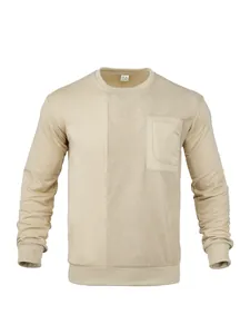 Vista dettagliata della felpa beige in velluto a coste con una comoda tasca sul petto.