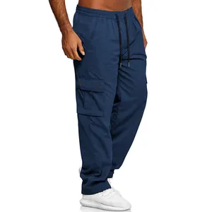 Detalle de pantalones cargo azul marino para hombre con bolsillos y cintura elástica