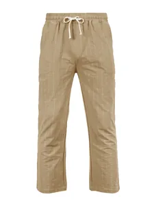 Photo de studio de ce pantalon décontracté en lin rayé kaki pour hommes avec cordon de serrage
