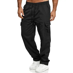 Vista detallada de pantalones cargo negros holgados para hombre con cintura de cordón