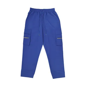 Pantaloni cargo da uomo blu reale con design multitasche e coulisse in vita.