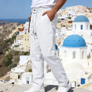Vue latérale détaillée d'un pantalon décontracté en lin blanc pour homme dans un décor d'été