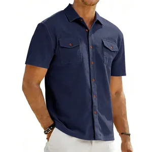 Detail des marineblauen Herren-Cord-Poloshirts mit zwei Brusttaschen und Knopfleiste.