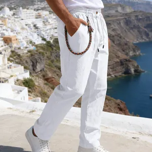 Vue détaillée du pantalon décontracté en lin blanc pour homme avec chaîne tressée.