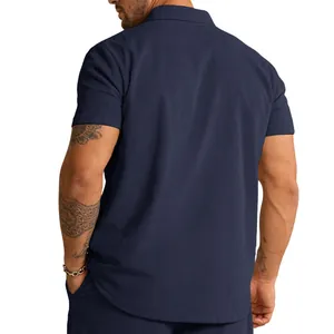 Detailansicht der Rückseite eines marineblauen Herren-Poloshirts aus Cord mit Rippenstruktur