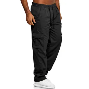Vista lateral detallada de pantalones cargo negros holgados para hombre con bolsillos.