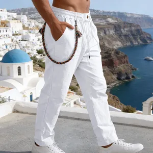 Vue détaillée du pantalon décontracté en lin blanc pour homme pour les vacances.