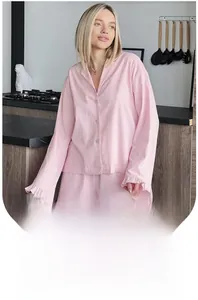 Charmant pyjama rose à manches longues avec short à volants pour un tenue d'intérieur chic